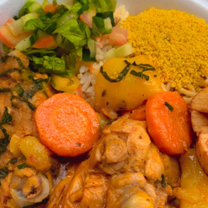 Frango guisado, bem temperado e cheio de sabor. Acompanha arroz, feijão, macarrão, salada, farofa e batata frita.