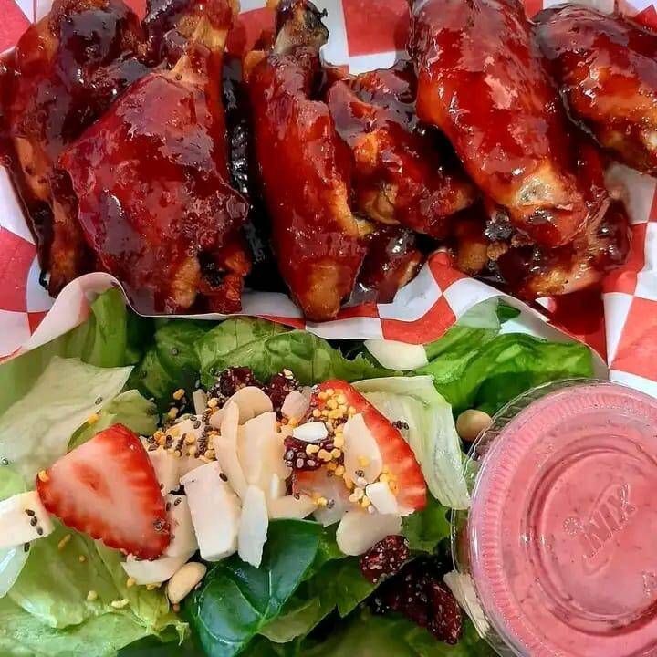 ALITAS BBQ CON ENSALADA