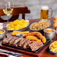 Picanha Angus 800g in natura. Acompanha: Arroz branco, feijão tropeiro, batata frita, banana à milanesa, queijo coalho, paçoca de carne, mandioca cozida e vinagrete.