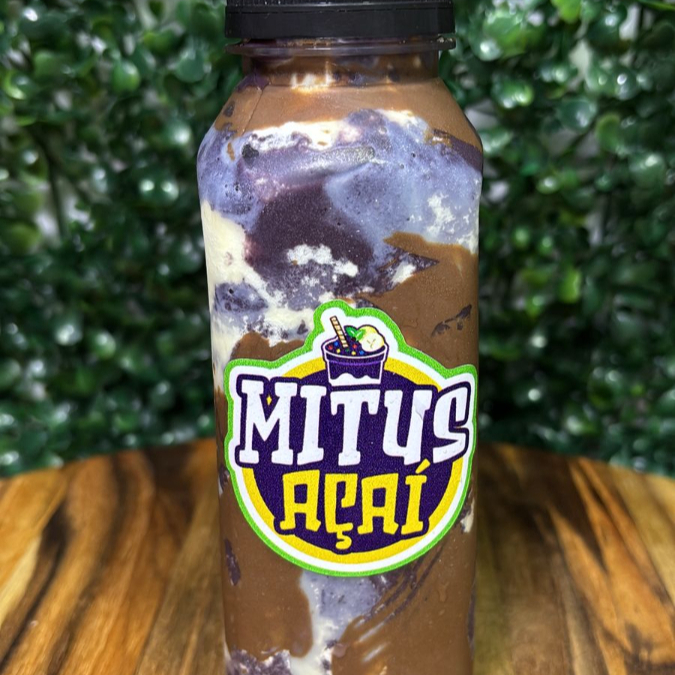 Açaí, leite em pó, leite condensado e nutella.