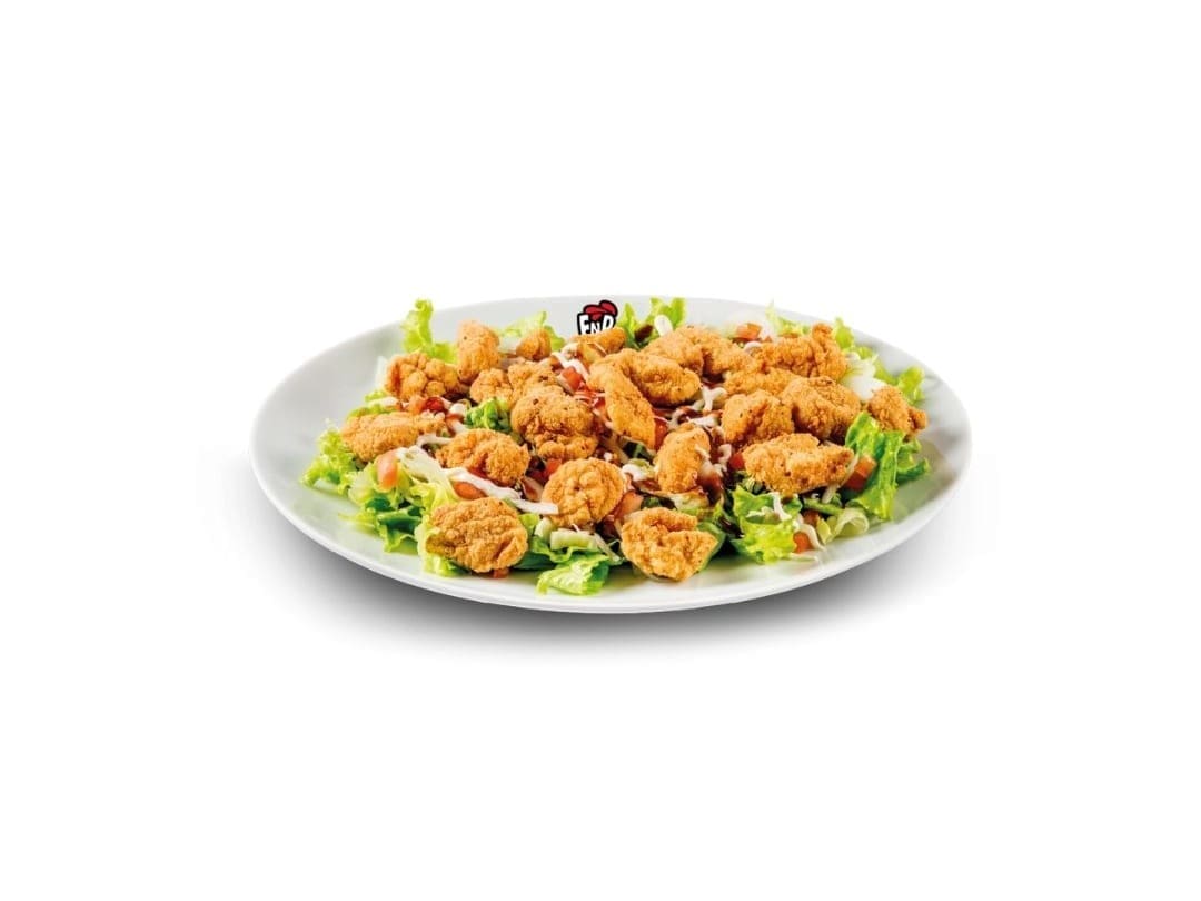 Uma deliciosa salada com alface, tomate, cebola e peito de frango em cubos, acompanhada de dois molhos à sua escolha. Escolha entre o saboroso frango grill ou o crocante.