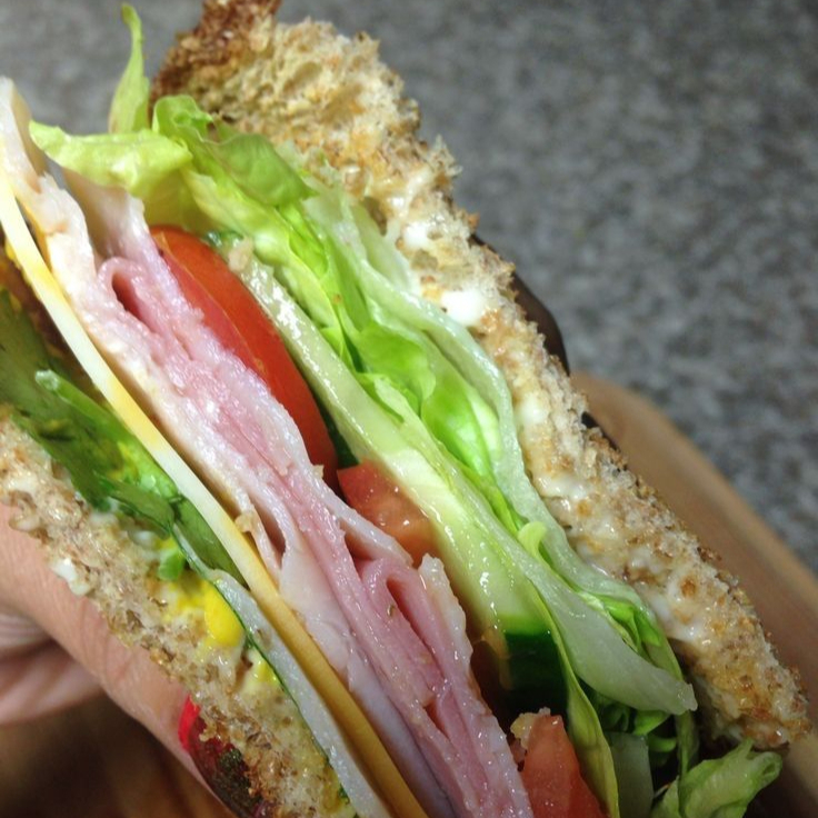 Sandwich De Jamon Con Pnela