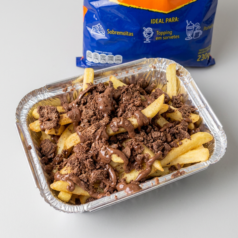 230 gr de Batata frita com creme de Ovomaltine e farofa de Ovomaltine