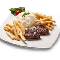 Filé mignon com arroz, feijão e fritas