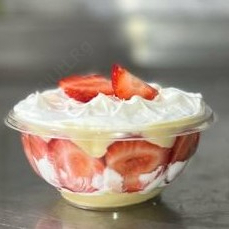 Pote Branca de Neve produzido na seguinte composição: : • Creme de Ninho • morangos frescos • Chantininho