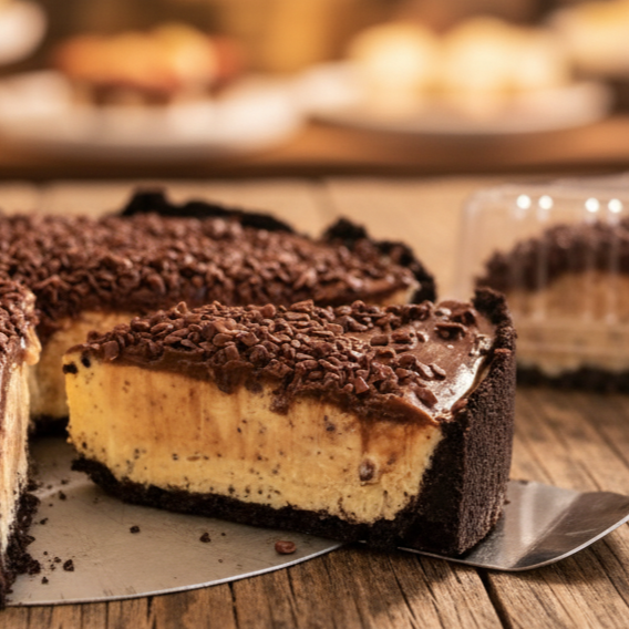 Base de biscoito Oreo, recheio de mousse de maracujá e cobertura de ganache de chocolate...Super gostosa!