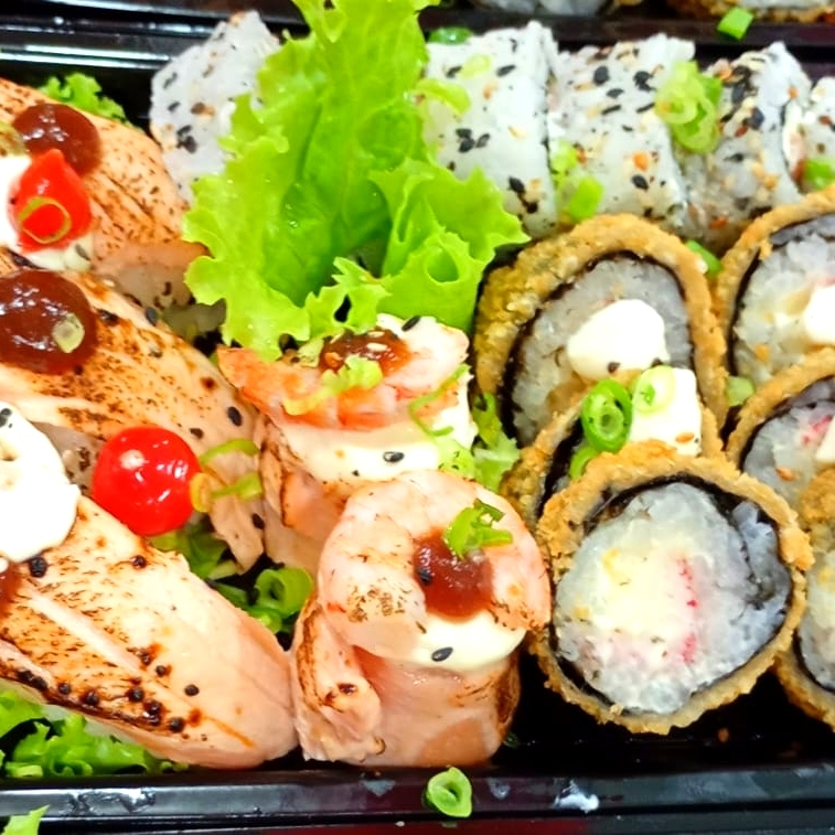 3 Niguiri de Salmão, 2 joe de Camarão pre-cozido, 5 Uramaki Salmão, 5 Carioca Kani