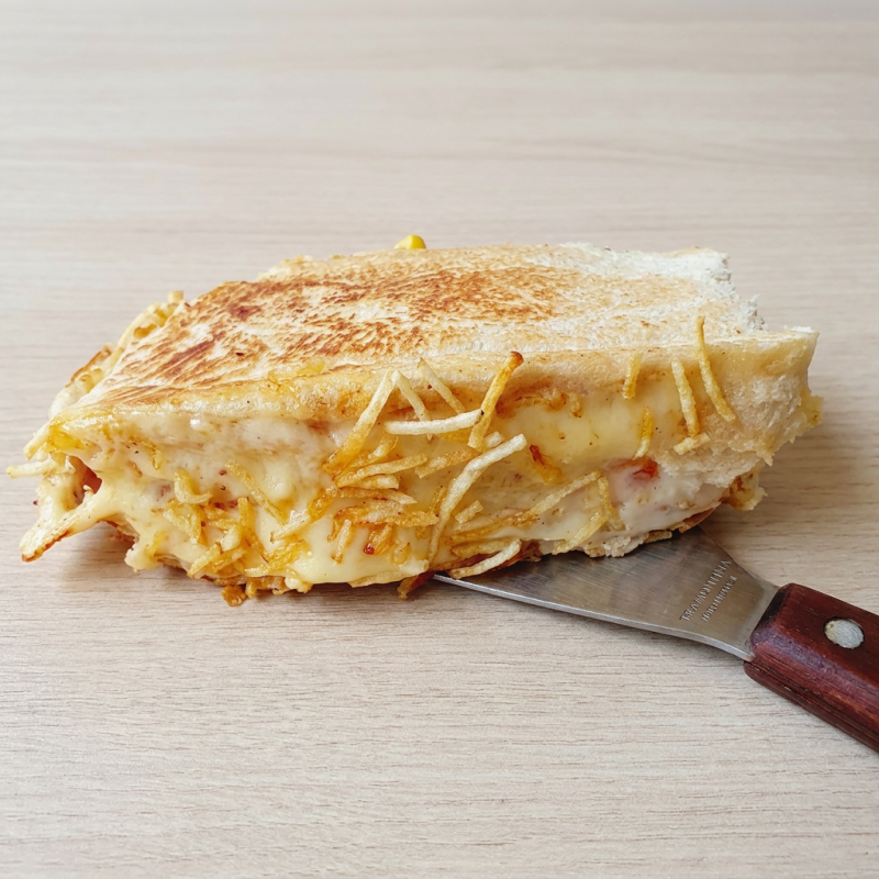 Pao Fresquinho, uma Deliciosa salsicha perdigao,maionese,milho,tomate,cebola,queijo mussarela Uma Fatia De Queijo parmesao crocante, Queijo Catupiry,catchup e batata palha. Pra Quem Ama Queijo S2 !!!