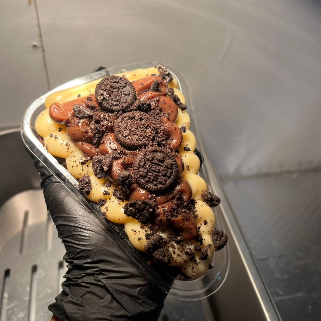 Brownie Fatia Oreo produzido na seguinte composição: • Brownie docemania • Creme de Oreo • Mini Oreos por cima Medidas: 7cm largura 11cm comprimento