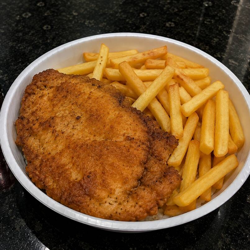 arroz, feijão, filé de frango empanado e fritas
