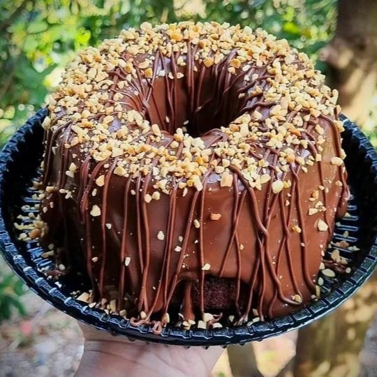 Um irresistível bolo de chocolate com textura macia e sabor intenso, coberto por uma generosa camada de chocolate meio amargo 50% ,e fios de Creme de avelã .Finalizado com Amendoim, esse bolo é a união perfeita entre sofisticação e conforto. Ideal para momentos especiais ou para transformar qualquer Dia em celebração. Forma tamanho 16 Serve até 6 pedaços Aprox:600gr#bolodecenoura #chocolate100porcento #caseirinhogourmet #bolocaseiro #feitoemcuritiba #docespinhais #curitiba #sobremesadelivery #minibolo #docesgourmet #cenourafresca #confeitariacuritiba #bolocomcobertura #bolocaseirocuritiba #cenouracomchocolate #bolocomamor #confeitariapinhais #docesartesanais #bolofresquinho #feitoemcasacomamor #bolododia #cafedatarde #boloparacompartilhar #docedavovó #chocolateartesanal #bolofeitoemcuritiba #docesfeitosamao