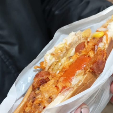 1 vina(perdigão), maionese (industrial dajuda), bacon, calabresa, frango desfiado,cheddar ou catupiri, cenoura ralada, milho, tomate, cebola, pimentão, farofa, batata-palha.