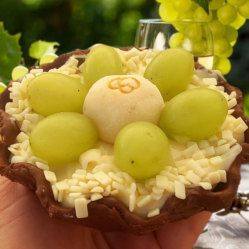 Cestinha crocante banhada no chocolate e recheio de ninho cremoso com muitas uvas verdes sem sementes e docinhas, cobertura docinho de ninho com uva e uvas com granulado de chocolate nobre