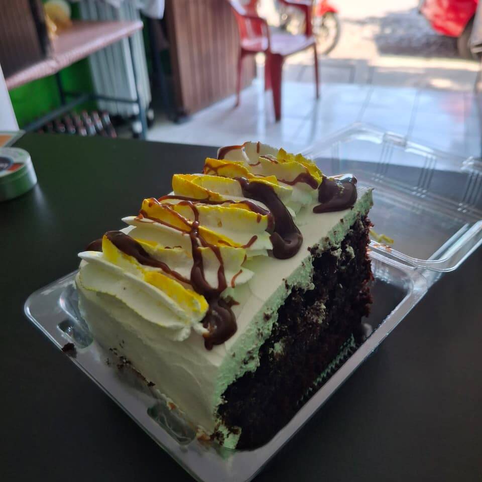 Pastel de chocolate con relleno de cajeta