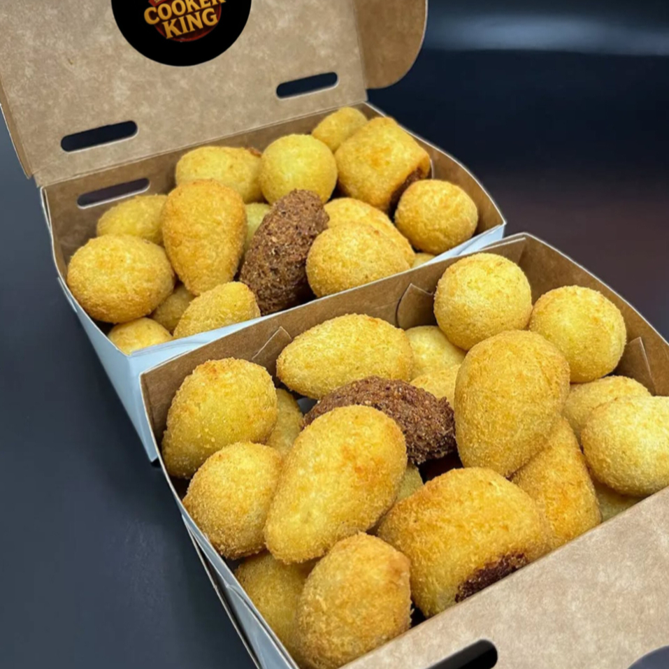 50 salgadinhos fritos tamanho festa (20–25g cada), crocantes por fora e macios por dentro. Ideal para compartilhar. 👨👩👧 Serve aproximadamente 2 a 3 pessoas. 📌 Você pode escolher os sabores (10 unidades por sabor) ou selecionar a opção mista da casa
