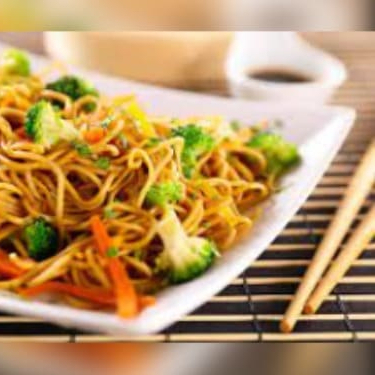 Porção Média, Serve 1 a 2  pessoas – pode dividir!  Sabor Vegetais, Ingredientes frescos e sabor autêntico:  Massa oriental cozida no ponto certo  Repolho branco e roxo  Cenoura e cebola roxa  Brócolis verde  Molho shoyu especial  Toque de óleo de gergelim torrado  Tempero japonês tradicional   Porção generosa com + de 500g de Sabor, qualidade e variedade em uma só refeição!