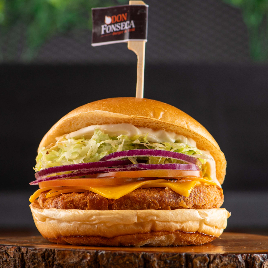 Hambúrguer de frango, queijo, alface americana, tomate, cebola roxa e maionese.