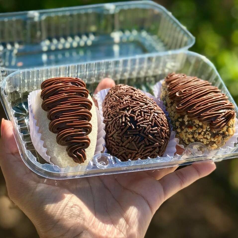 São 3 unidades de coxinhas, sendo uma de brigadeiro tradicional com morango, ninho com Nutella e morango, Ferrero com morango. 220 gramas.