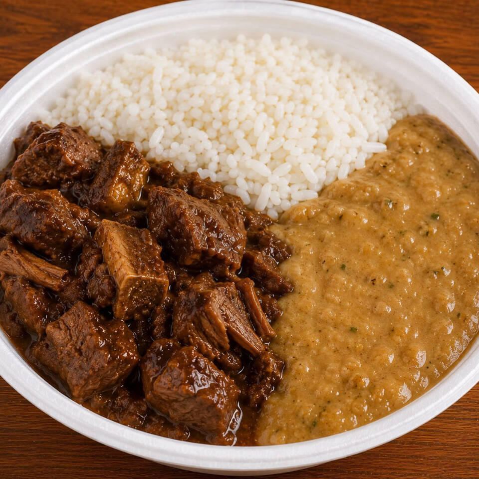 Costela guisada, cozida lentamente para máxima suculência e sabor, acompanhada de pirão cremoso, legumes frescos e arroz soltinho. Uma refeição deliciosa e reconfortante.