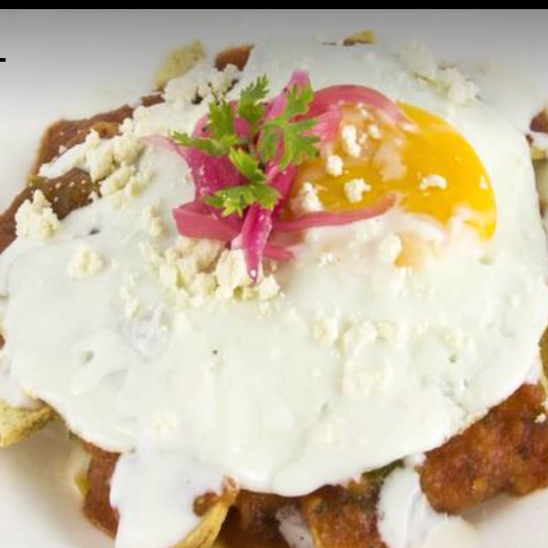 Chilaquiles con Huevo + Agua Fresca