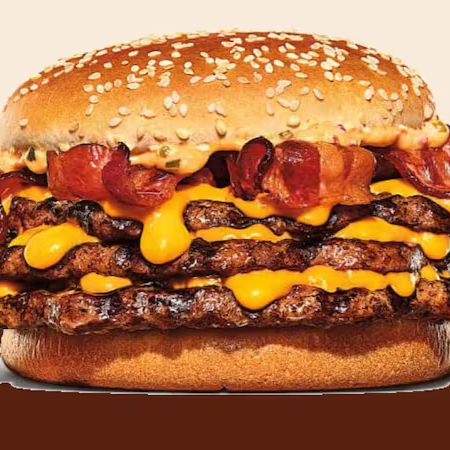 Um hambúrguer com três carnes bovinas grelhadas de 113g, pão com gergelim, cheddar cremoso, fatias de bacon crocante e o exclusivo molho bk stacker.
