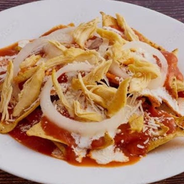 Chilaquiles rojos con pollo