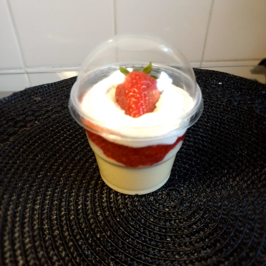 Copo recheado com brigadeiro de Ninho, geleia de morango 100% artesanal, coberto com um mousse de Ninho bem cremoso, finalizado com morango fresco.