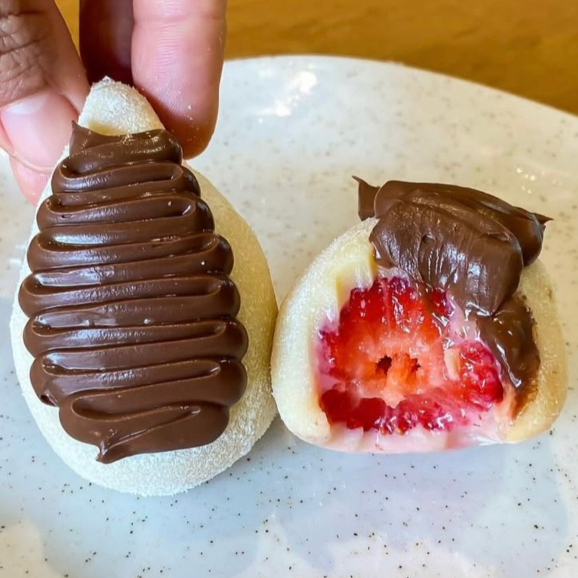 Brigadeiro de leite Ninho, morango fresco, polvilhada no leite Ninho em pó, finalizada com Nutella pura. Peso médio 100g