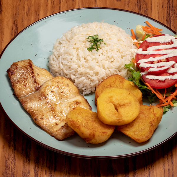 Pescado a la Plancha con Ensalada Fresca