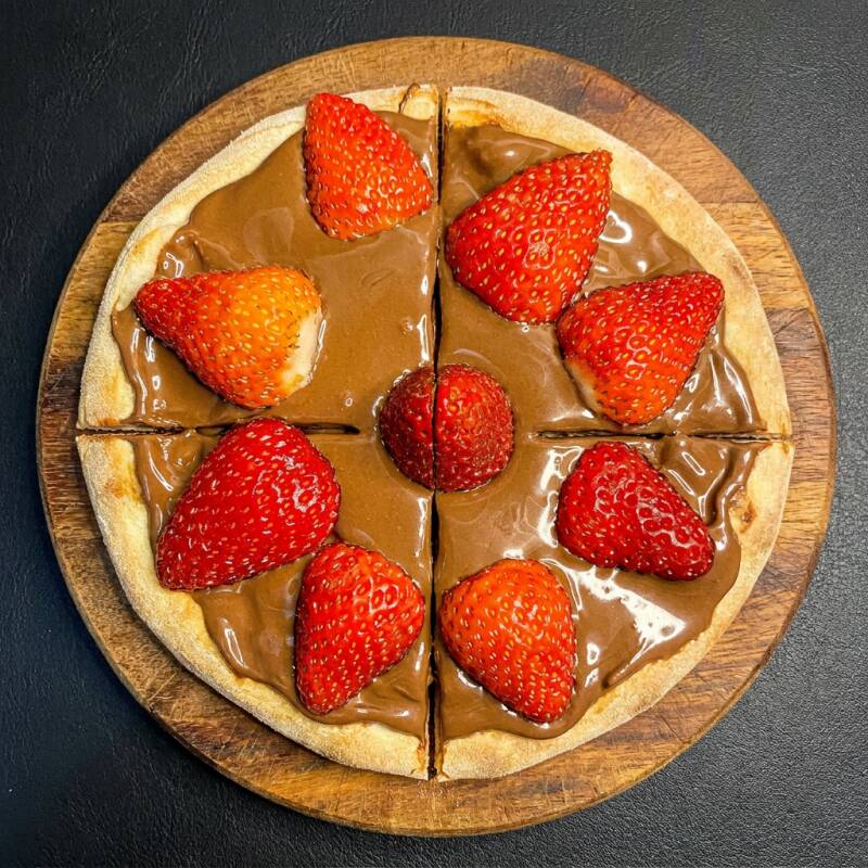 Pizza doce tamanho pequena com 20cm de diâmetro, de 1 sabor dividida em 4 fatias e servindo até 1 pessoas.