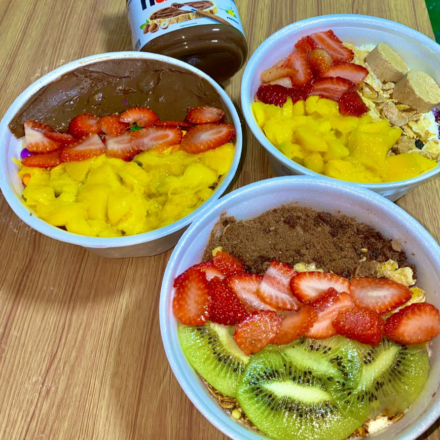 2 açai na tigela : aprox 500ml cada, companha 4 complementos + 2 frutas + 2 caldas obs: devem ser igual