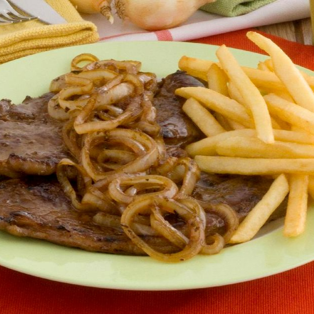 Bife de pernil acebolado acompanhado de arroz, feijão e batata frita. Aprox 700g