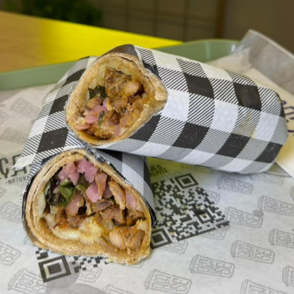 Nosso delicioso wrap integral, carne desfiada, mix de folhas, queijo coalho, picles de cebola roxa, farofa de bacon. Finalizado com um molho a sua escolha.