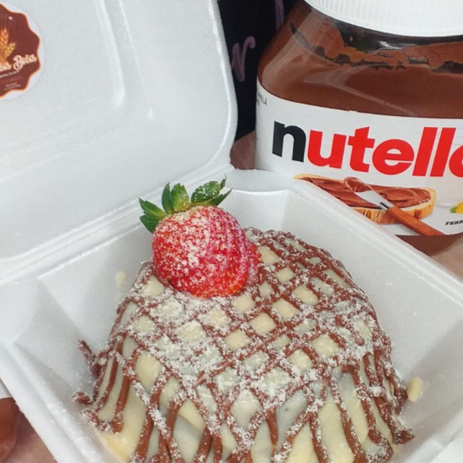 Mine bolo afogadinho ninho com Nutella, massa de chocolate Cobertura creme de ninho com fios de Nutella chuva de leite em pó na decoração, peso 250g serve uma pessoa.