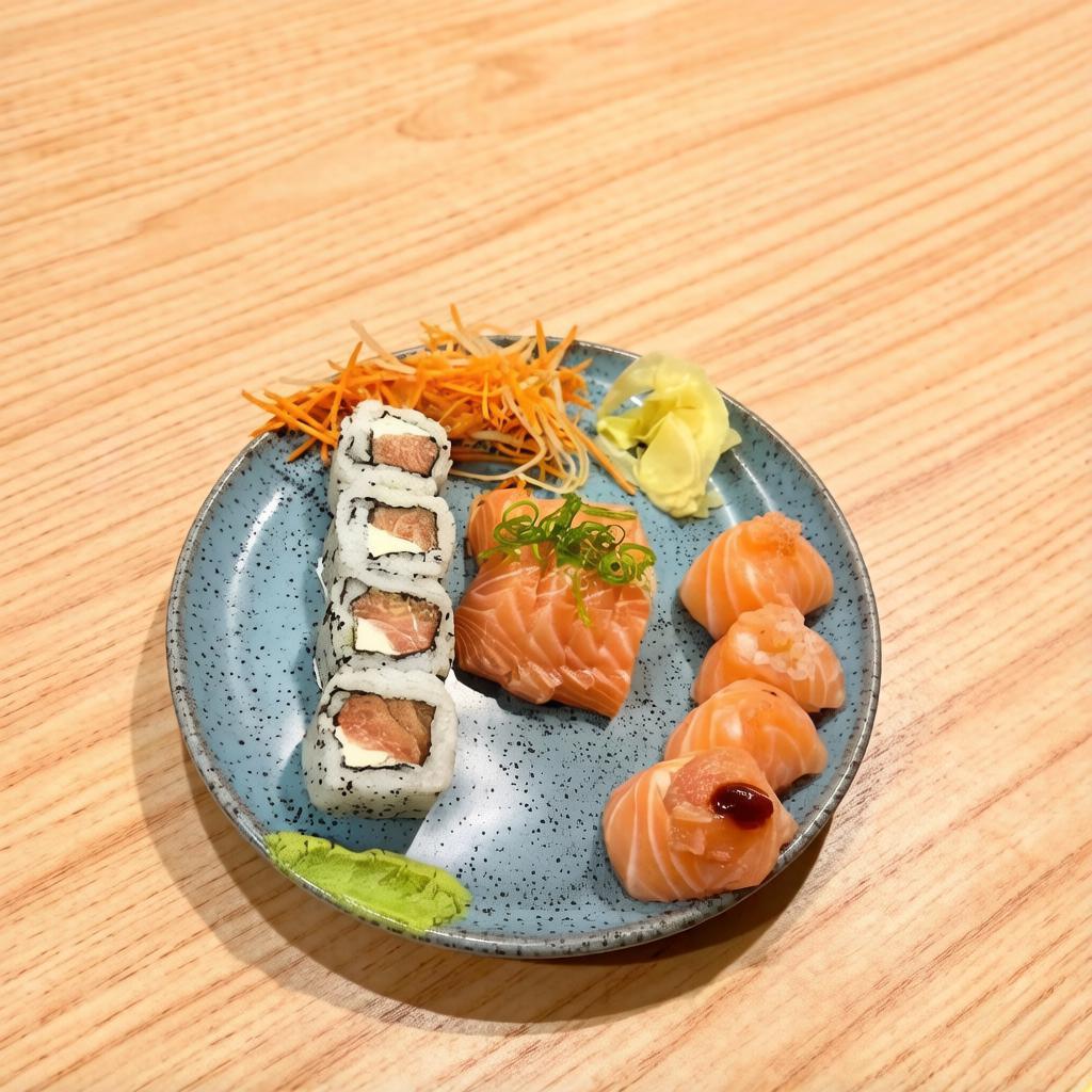 12 peças de salmão 4- joy salmão com cream cheese e cebolinha 4- uramaki salmão cru com cream cheese e cebolinha 4- sashimi salmão