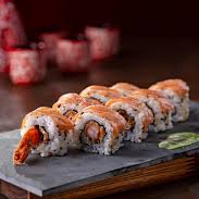 Enrolado por fora com arroz e recheado com camarão empanado, cream cheese e toque especial de cebolinha. Crocância por dentro, suavidade por fora — uma explosão de sabor!