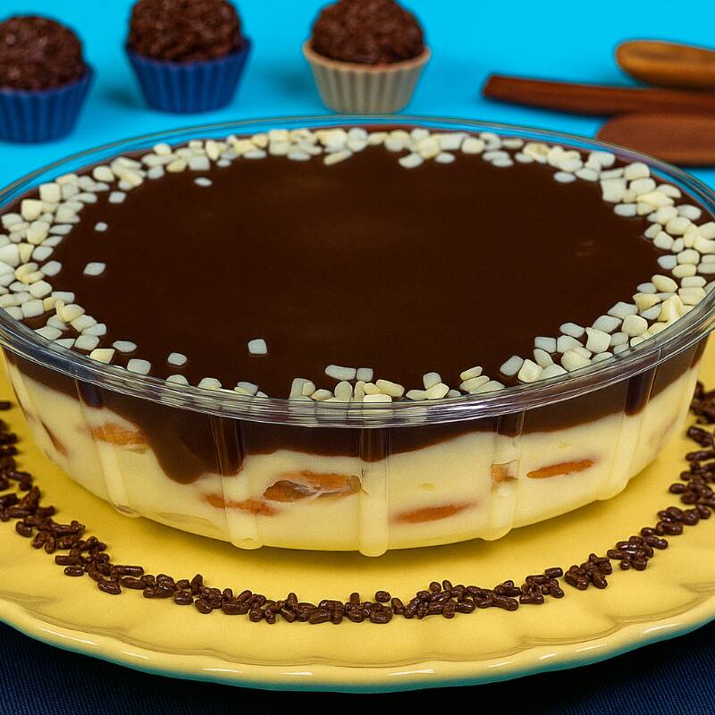 Camadas de creme suave sabor Ninho, bolacha macia e uma ganache cremosa de chocolate blend que derrete na boca. Peso: 500 gramas. Serve de 4 a 6 Pessoas. - Importante: atendendo às melhores práticas de confeitaria, nosso produto é mantido semicongelado para maior frescor e qualidade. - Compre esta Sobremesa com Ótimo Desconto através dos nossos Combos!