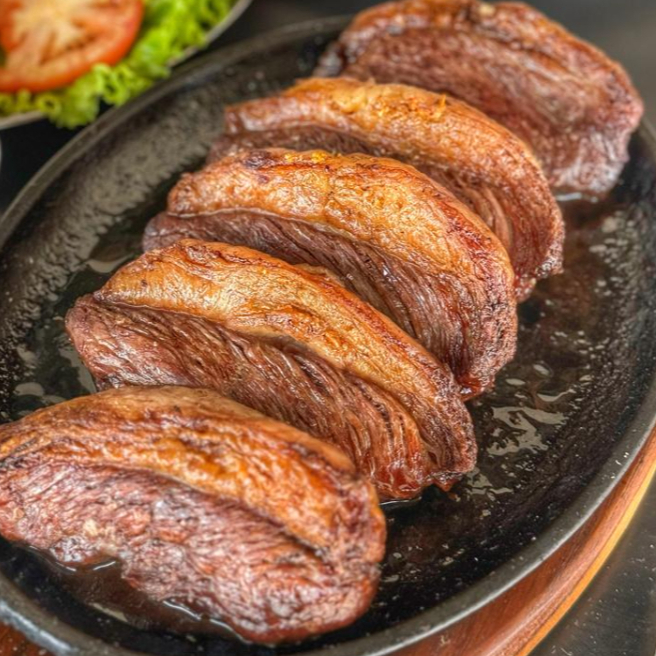 Serve até 2 pessoas - Acompanha: Arroz, mandioca cozida com bacon, vinagrete e farofa