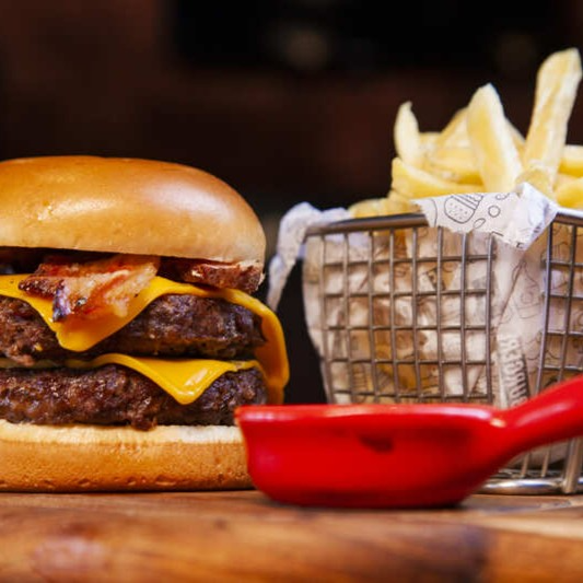 Para os verdadeiros fãs de bacon! O Ram Bacon Burger é uma combinação irresistível de um hambúrguer Angus suculento, queijo cheddar, bacon crocante e uma maionese de bacon caseira, tudo isso em um pão brioche que derrete na boca. Acompanhado de um item à sua escolha e um molho delicioso, é o lanche dos sonhos!