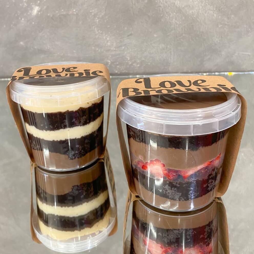 Kit 2 Bolos no pote: 2 amores: massa de chocolate molhadinha com recheio de brigadeiro cremoso de ninho e chocolate ao leite
Bolo chocolate e morango: massa de chocolate molhadinha co recheio de brigadeiro cremoso de chocolate ao leite e morangos frescos picados