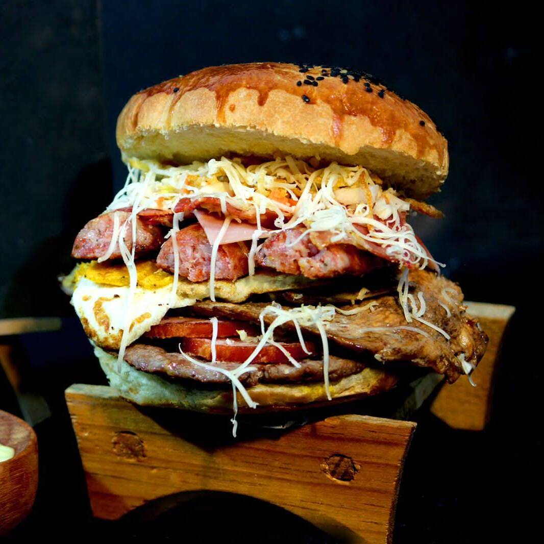 HAMBURGUESA DE LA CASA EL MADRAZO