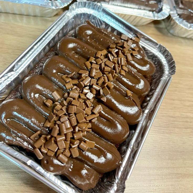 Uma camada de Brownie com recheio mega cremoso de Brigadeiro Blend, e Granulado
