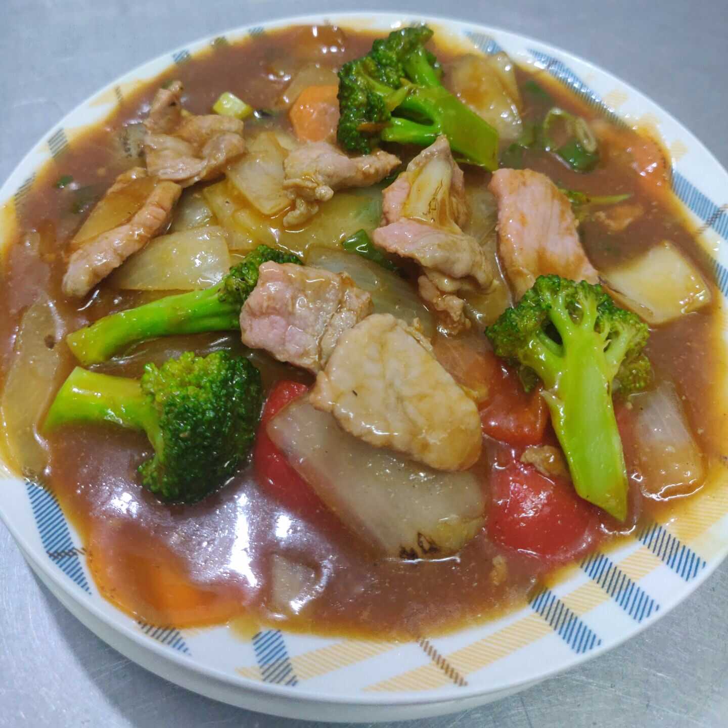 Lomo de Res con Verduras en Salsa