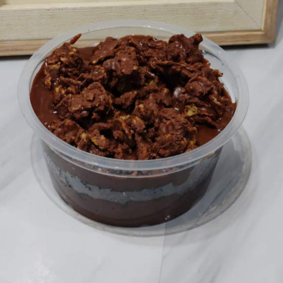 Bolo queridinho do momento. Bolo de chocolate massa 50%, com creme de chocolate e finalizado com crocantes de chocolate.