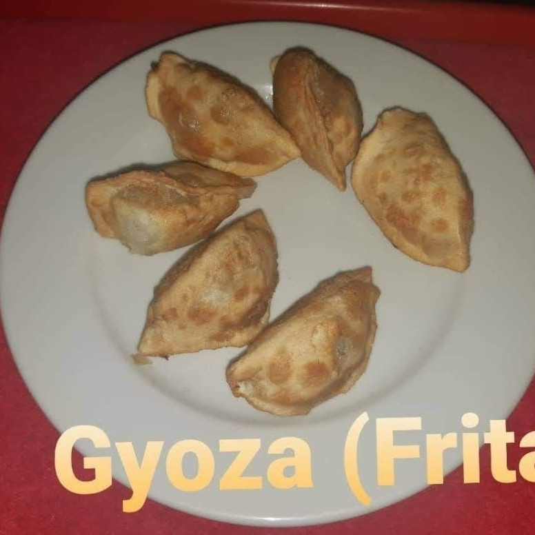 massa fina recheada com carne , acompanha molho especial