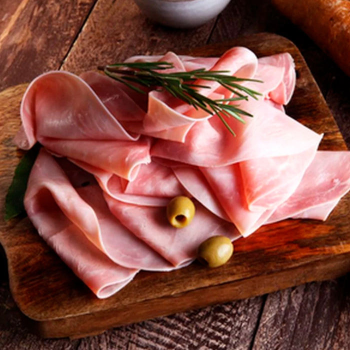 Porção com aproximadamente 100 Gramas de Presunto fatiado. *Foto Ilustrativa*. O produto é enviado em embalagem de bobina plástica para Frios.