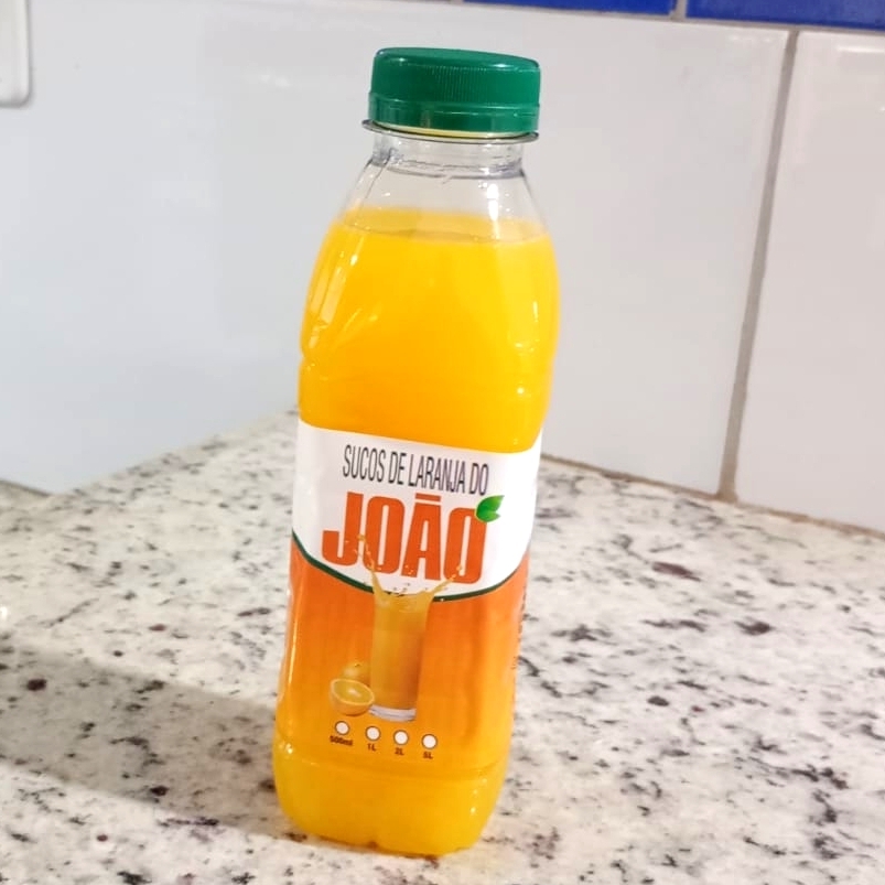 Espremido na hora, com laranjas selecionadas, sem adição de açúcar ou conservantes.