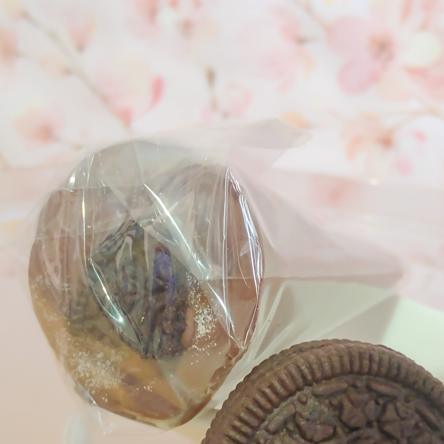 Cone refrescante e gelado de Brigadeiro cremosinho de Ninho e Oreo em pedacinhos . Feito com casquinha doce coberto de cobertura ao leite. Bem geladinho.