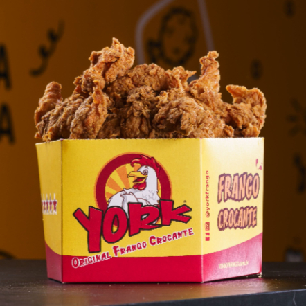 Monte seu Balde Box Grande com seus 2 cortes preferidos, tatalizando 900 gramas de frango. Serve até 3 pessoas. Foto Ilustrativa.