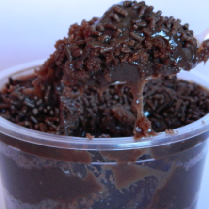 2 Bolos de Pote Massa de chocolate, super molhadinha e recheio de brigadeiro super cremoso.